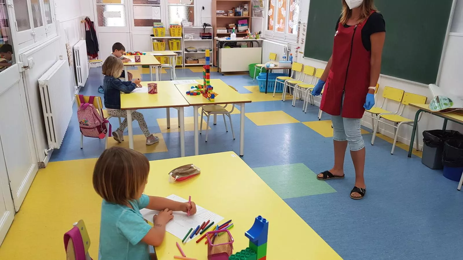 Tres dels alumnes d'infantil de l'Escola Vedruna d'Arbúcies, el juny passat, quan van tornar a l'aula.