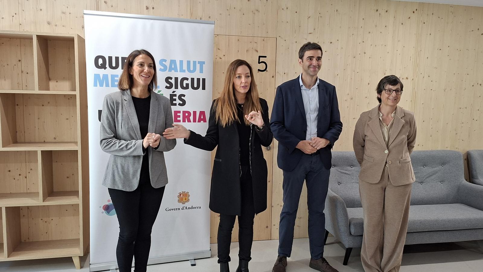 La secretària d'Estat de Salut, Cristina Pérez, amb la ministra de Salut, Helena Mas, el doctor i cap de servei de Salut mental del SAAS, Joan Soler, i la directora de l'Institut Nacional de l'Habitatge, Marta Alberch, durant la inauguració del nou centre.