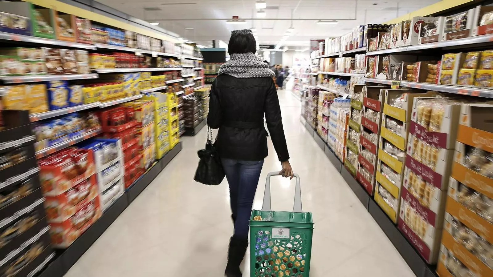 Una compradora En un establiment d’una gran cadena de supermercats a Sagunt.