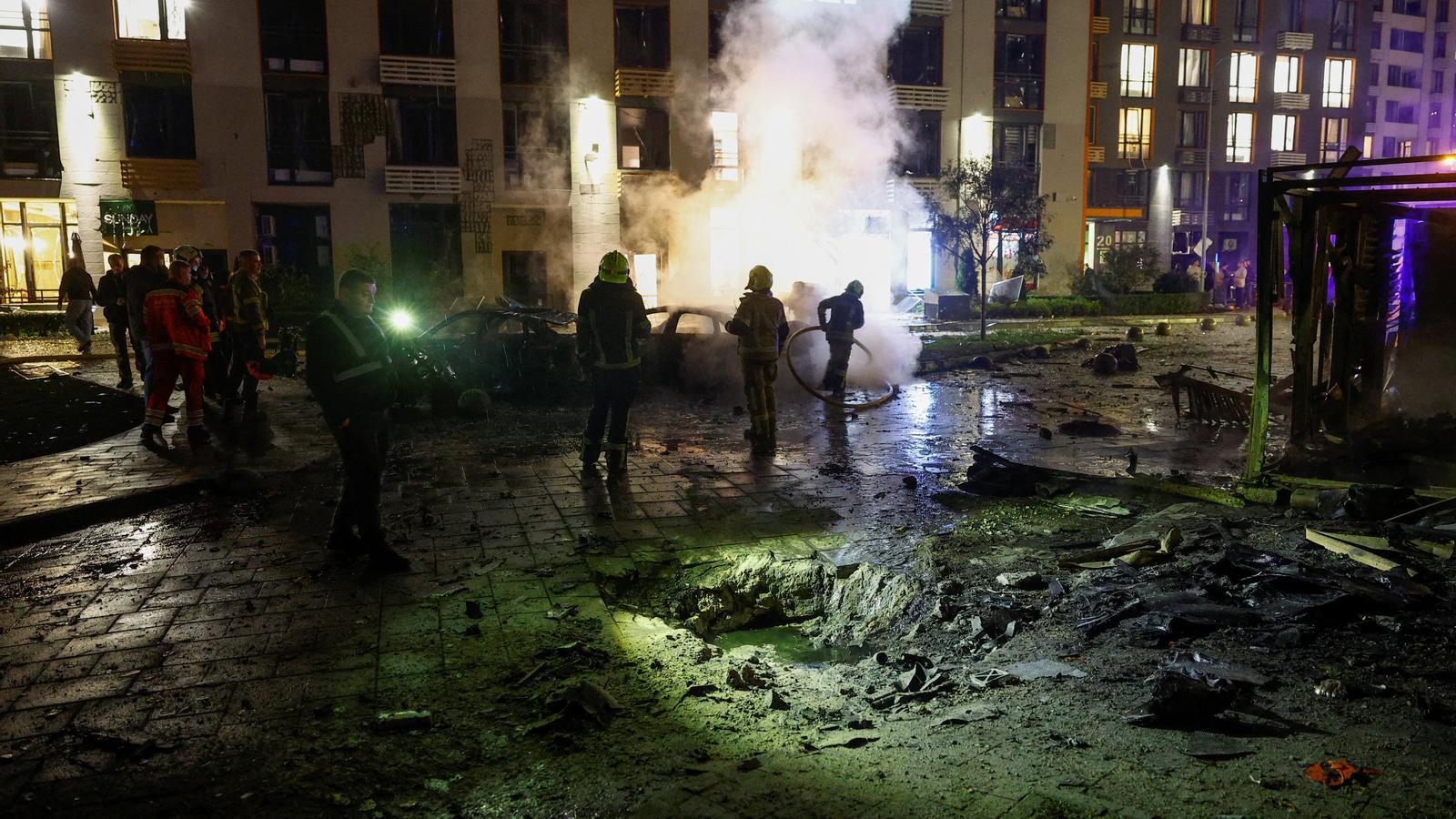 Un edificio en llamas en Kiev durante un bombardeo ruso, este lunes por la noche.