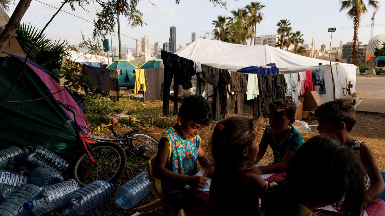 Una familia del sur del Líbano desplazada a Beirut por los ataques israelíes.
