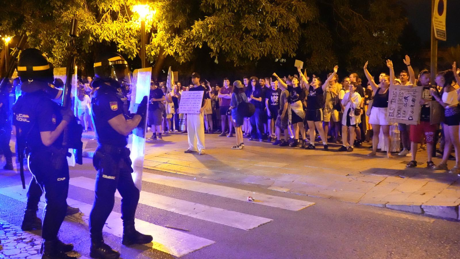 Instants abans que els agents de la Policia Nacional comencessin les càrregues i disparessin bales de goma