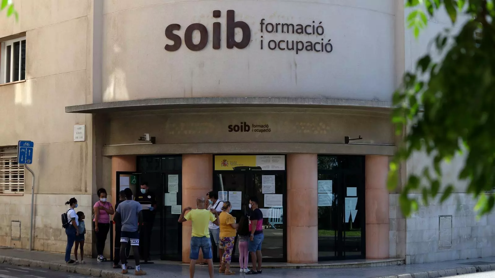 Els joves segueixen a la cua de la recuperació de l'ocupació i, alhora, els contractes de pràctiques cauen un 31%