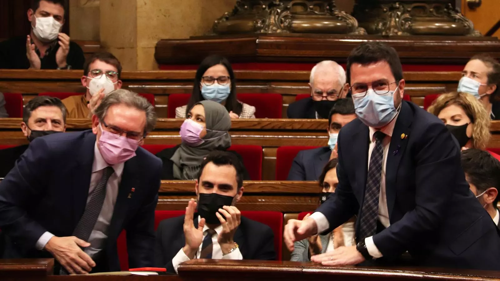 La bancada del Govern aplaudint la tramitació dels pressupostos