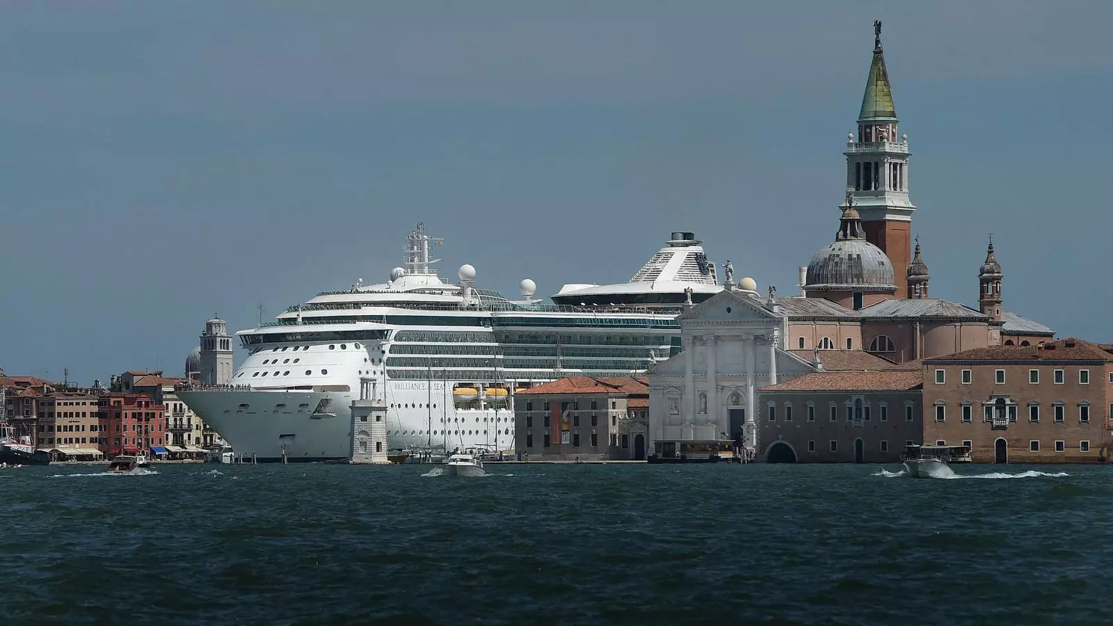 Un creuer entrant a Venècia pel canal de Giudecca davant l'església de San Giorgio Maggiore.