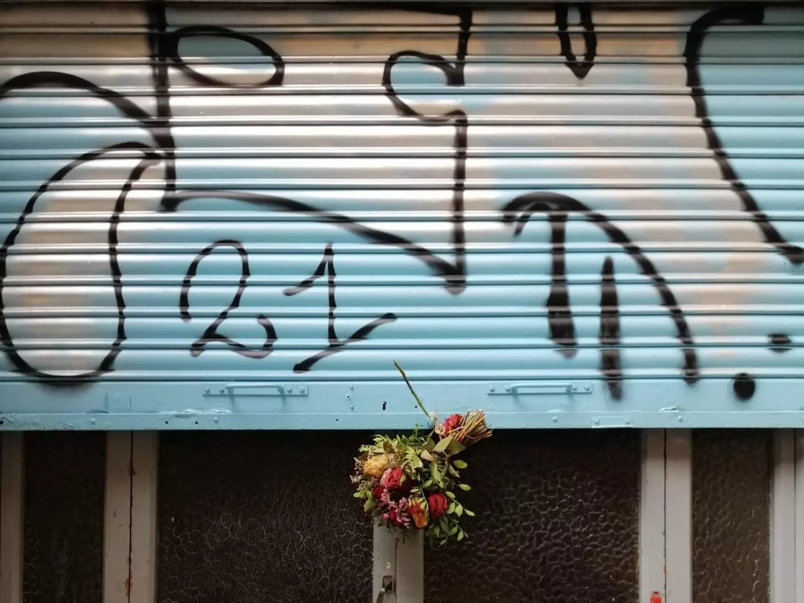 Les flors que deixava l'assetjador al local de l'artista