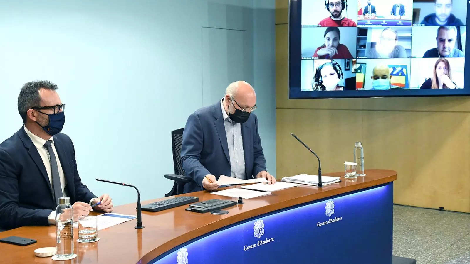 El ministre d'Afers Socials, Habitatge i Joventut, Víctor Filloy, i el director del departament d'Afers Socials, Joan Carles Villaverde, durant la roda de premsa d'aquest dilluns.