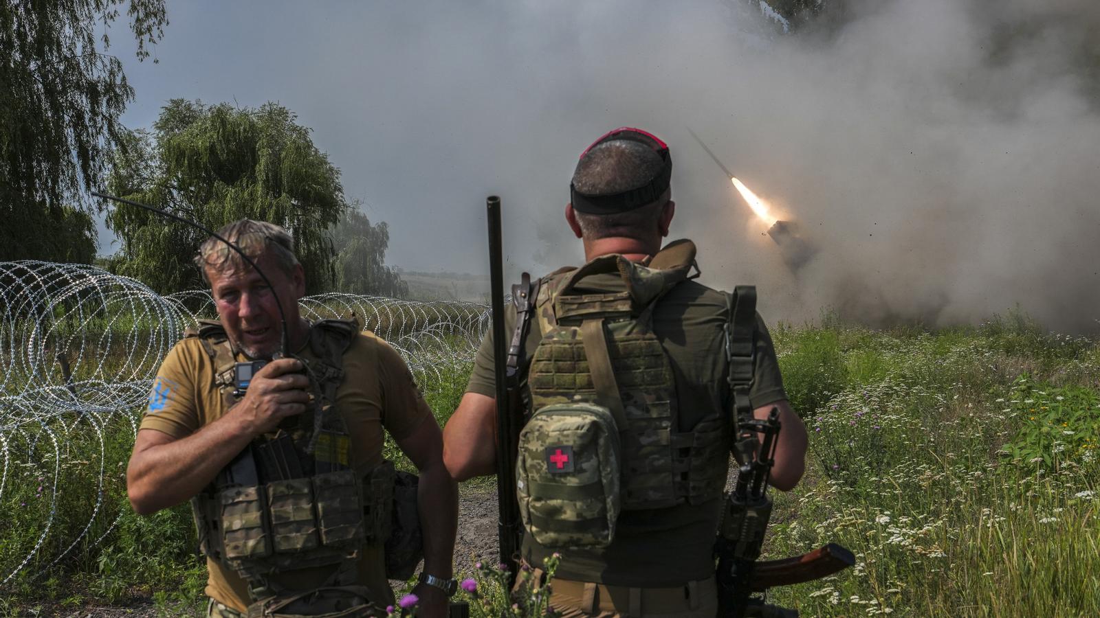 Militares ucranianos disparan un lanzacohetes BM-21 'Grad' contra posiciones rusas cerca de Kramatorsk, en la región de Donetsk.