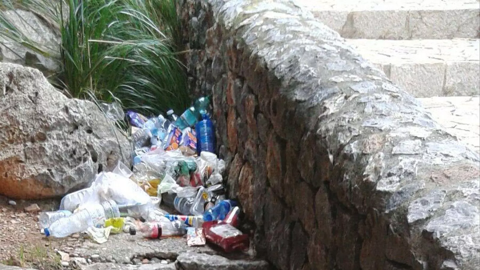 Imatge d'arxiu d'un caramull de residus al Torrent de Pareis.