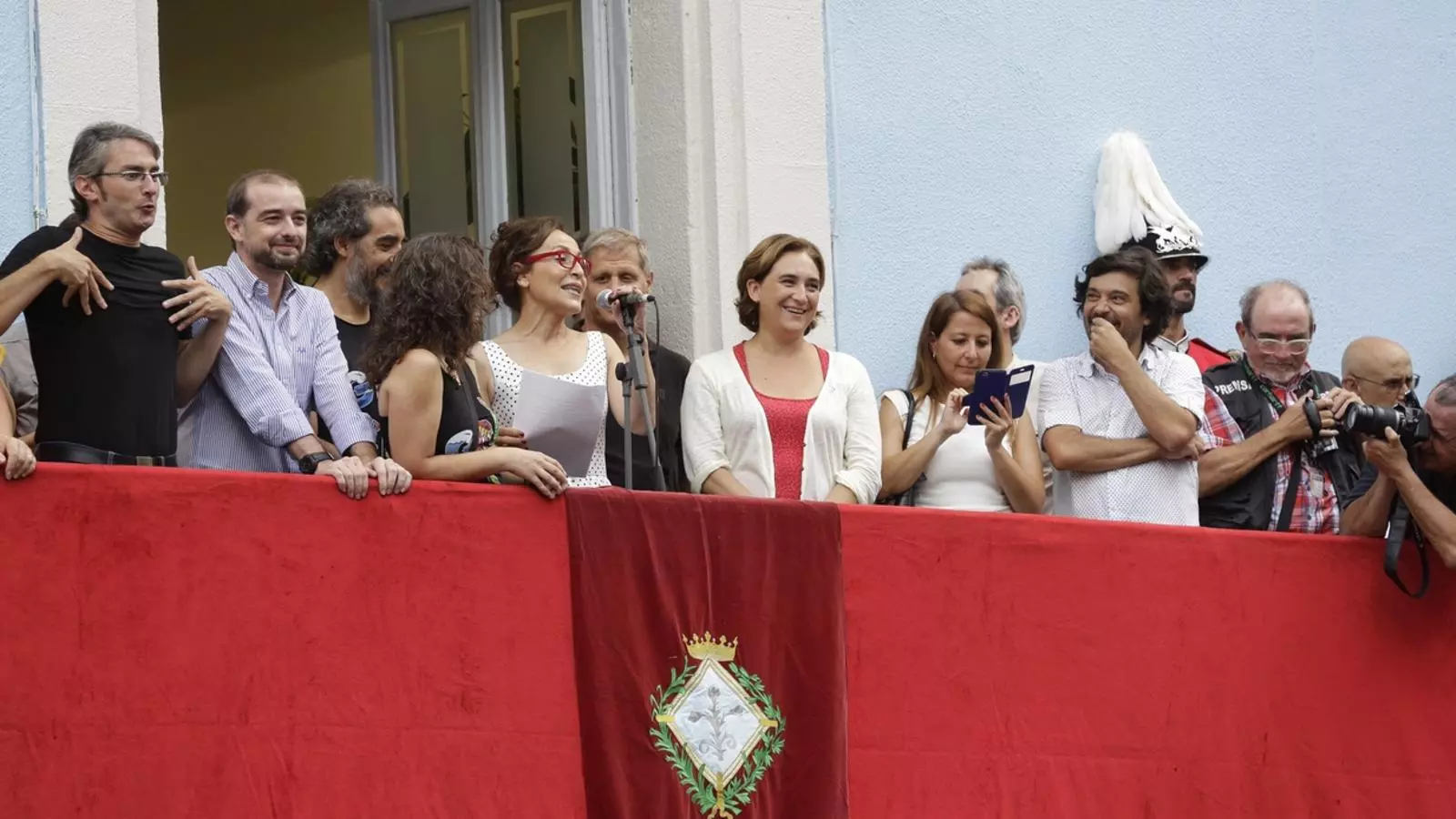 Mercè Montalà, durant el pregó de les festes de Gràcia, amb Ada Colau / MANOLO GARCÍA