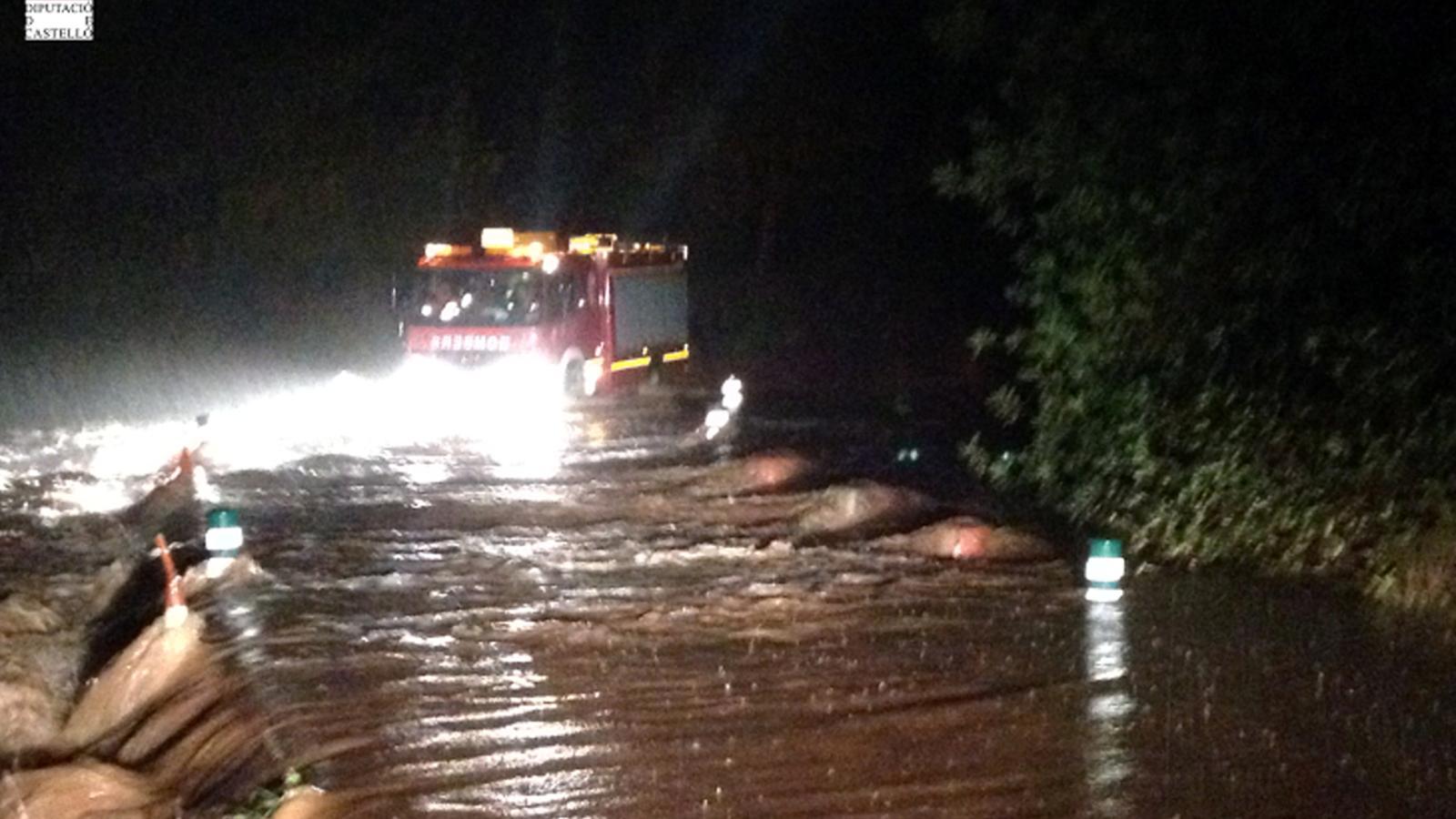 Un camión de los bomberos durante una intervención de este domingo por la noche en el barranco de Cabanes, inundando por las fuertes lluvias. / SIAB CASTELLÓN