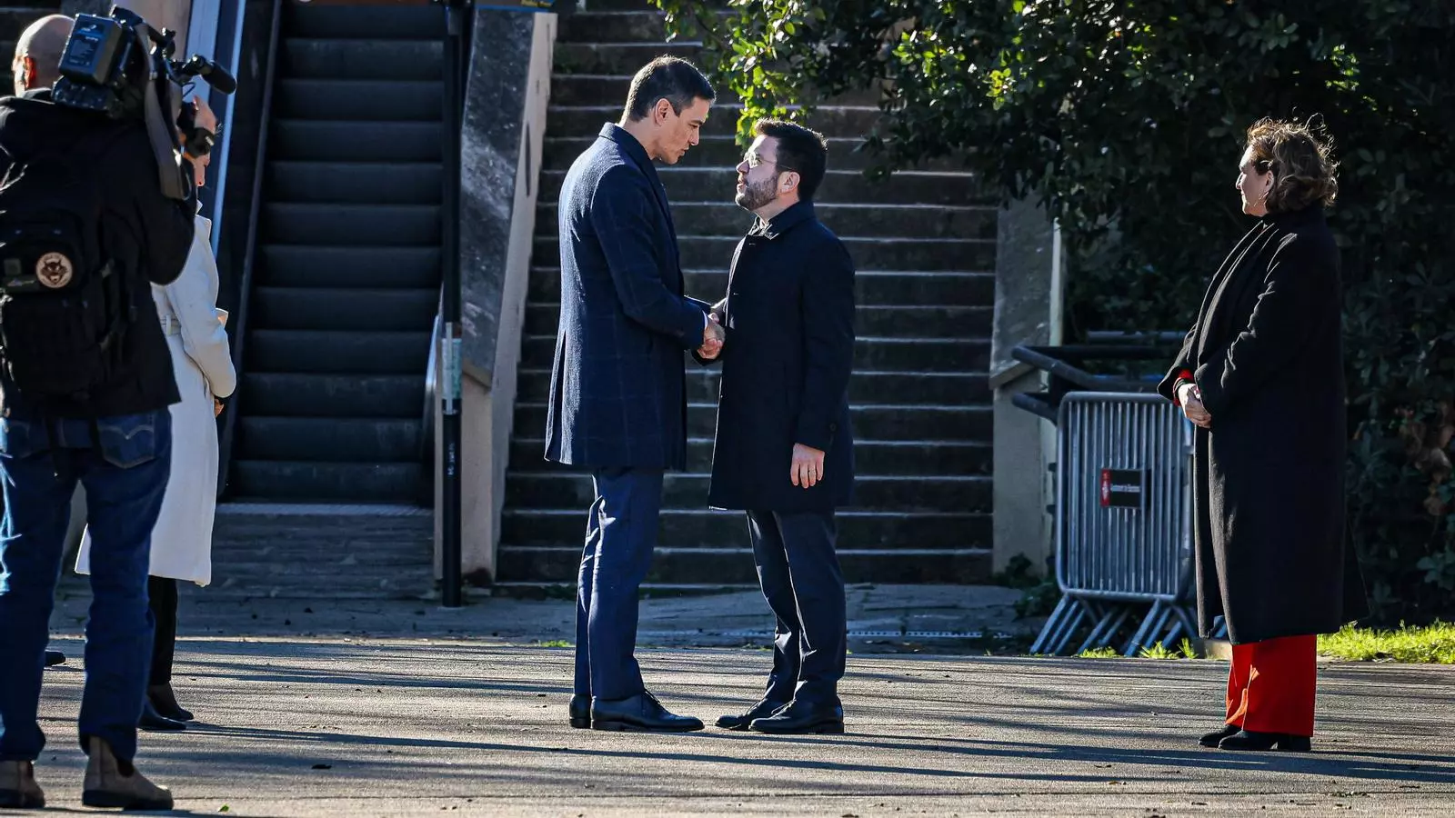 El president espanyol, Pedro Sánchez, i el de la Generalitat, Pere Aragonès, conversen abans de la cimera Espanya-França