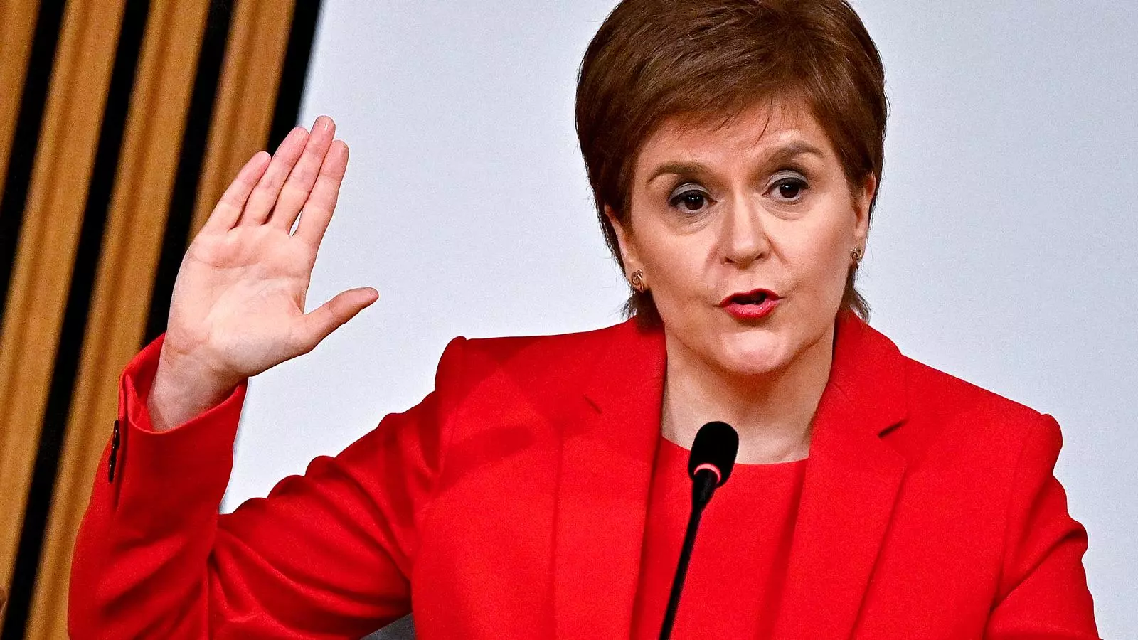 nicola sturgeon, prestant jurament abans de començar la sessió de la comissió d'investigació