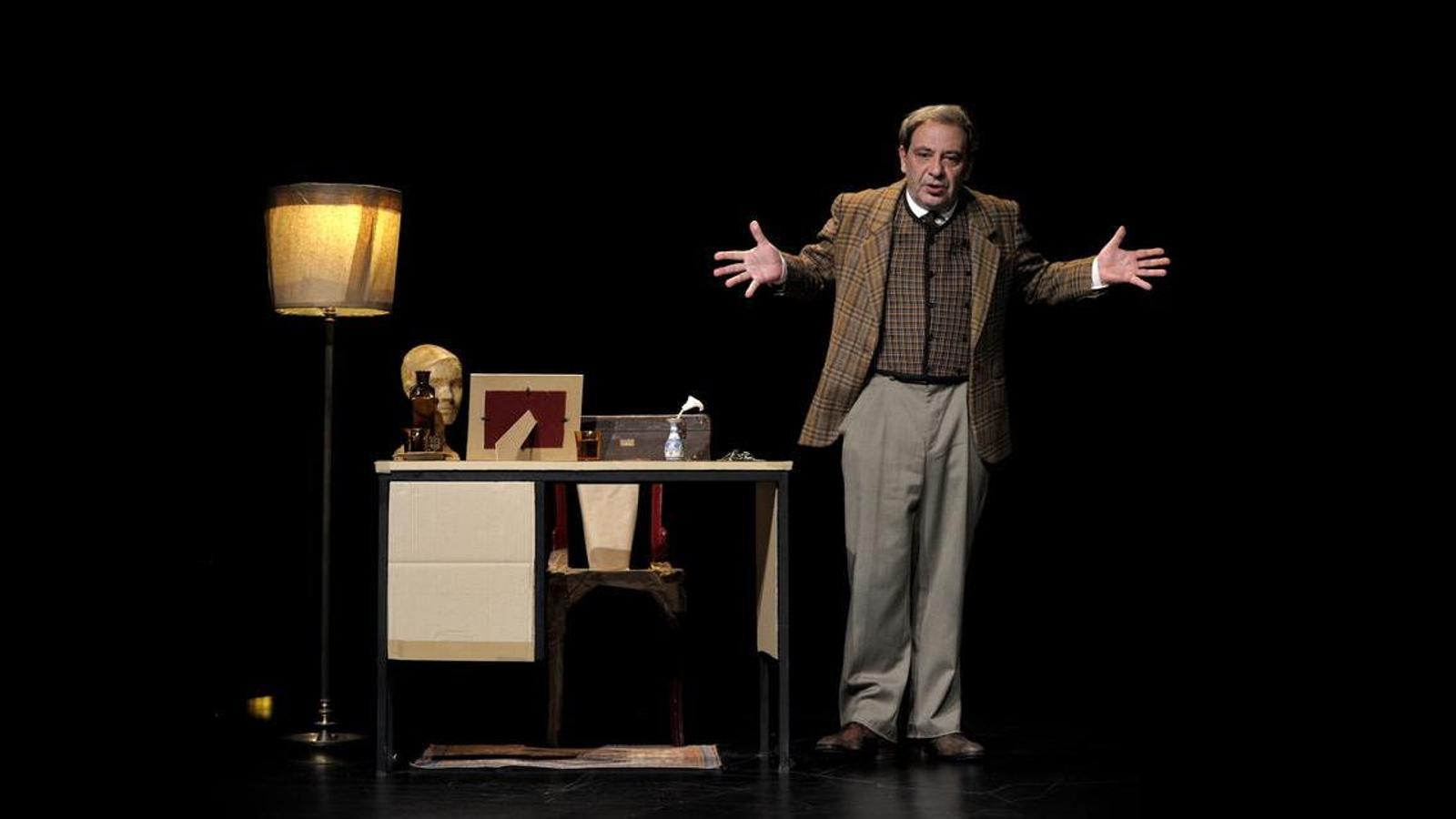 Manel Dueso directs and performs with Màrcia Cisteró and Armand Villén Chekhov in love at the Sala Muntaner.
