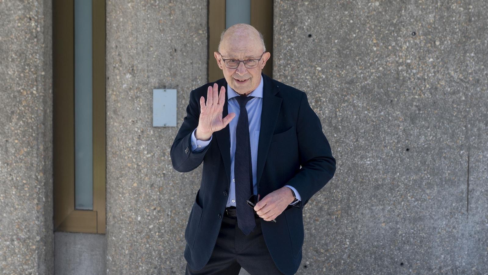 Cristóbal Montoro arriving at the funeral chapel of Josep Piqué at the M-30 funeral home in Madrid in April 2023