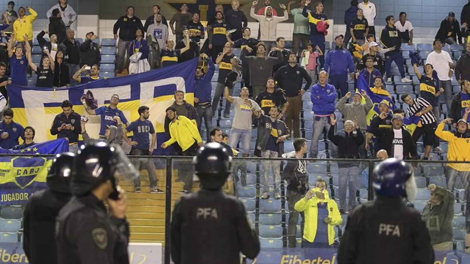 La policia vigila els aficionats de Boca a la Bombonera