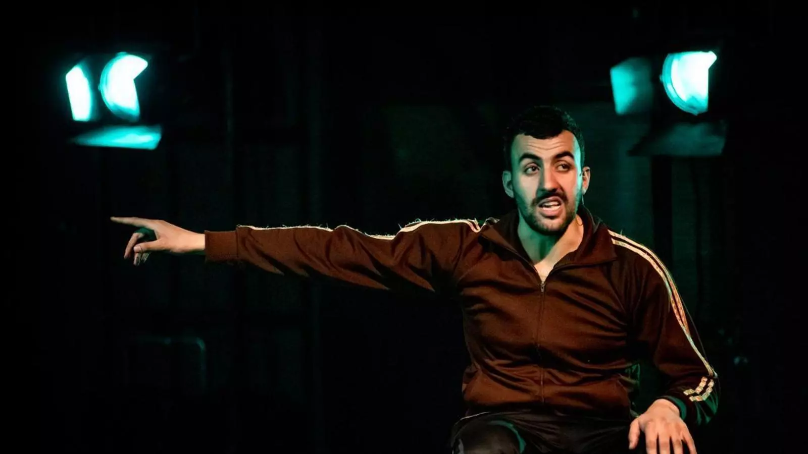 Moha Amazian a l'obra 'Bonobo, de Josep Julien.