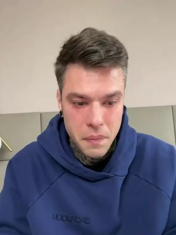Fedez, el marit de Chiara Ferragni, en una imatge del vídeo en què ha confessat que està malalt