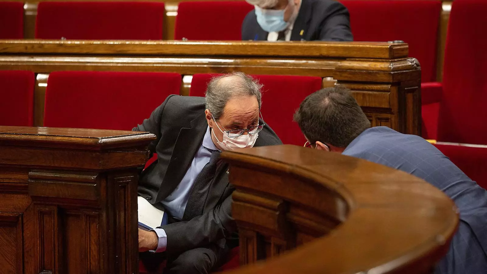 El president de la Generalitat, Quim Torra, parlant amb el vicepresident, Pere Aragonès, ahir al Parlament durant el debat de política general.