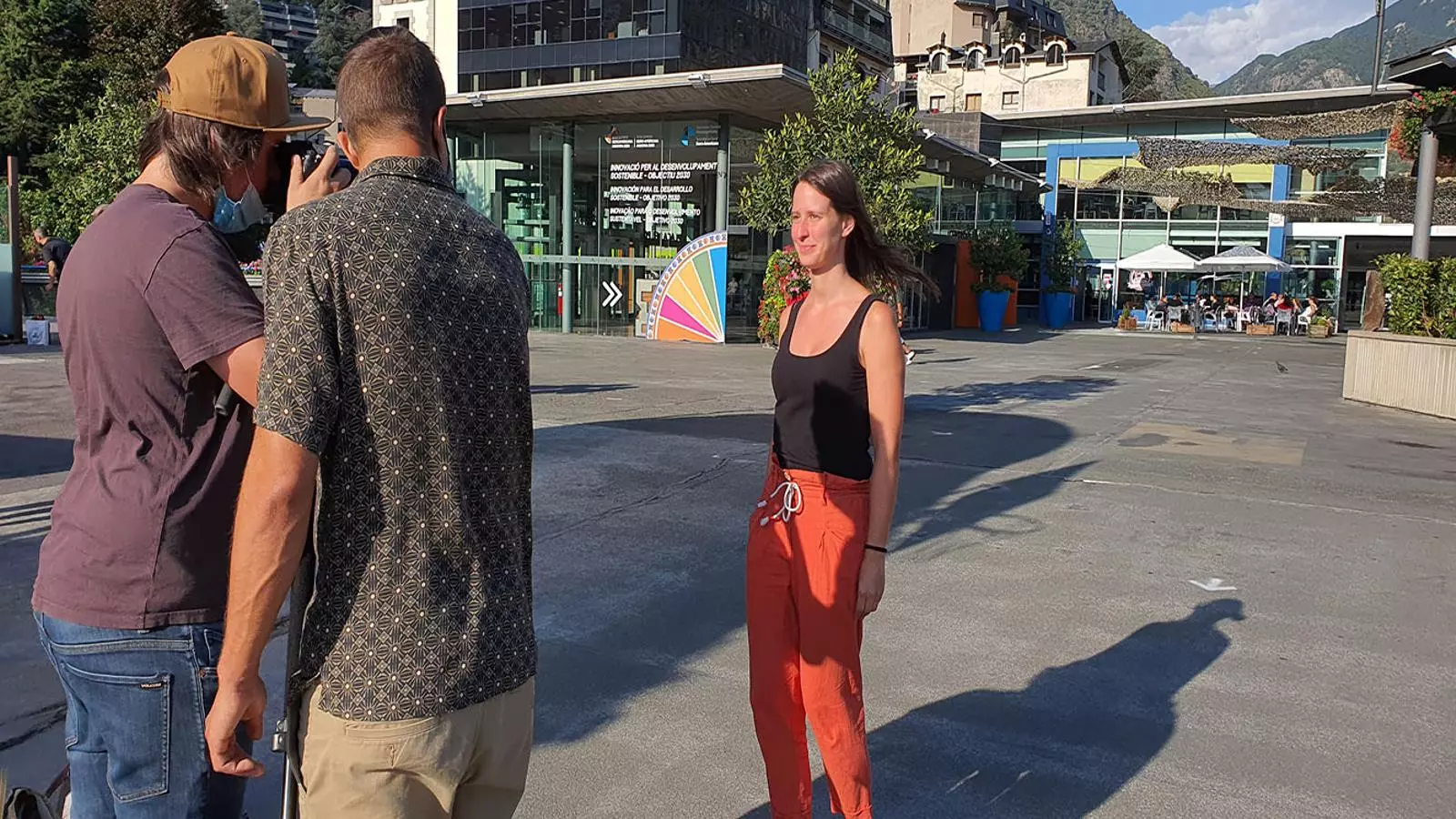 Una de les participants a l'espot publicitari d'Atida fent-se la fotografia a la plaça del Poble.