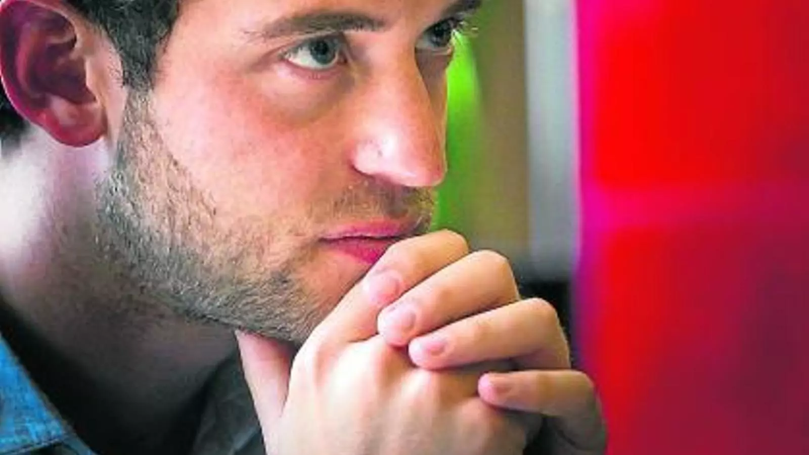 NASCUT A GINEBRA L'ANY 1985, JOËL DICKER VA DEBUTAR AMB 26 ANYS. NOMÉS LI HAN CALGUT DUES NOVEL·LES PER ESDEVENIR FENOMEN INTERNACIONAL. 'LA VERITAT SOBRE EL CAS HARRY QUEBERT' VOL CONVERTIR-SE EN LLIBRE DE L'ESTIU