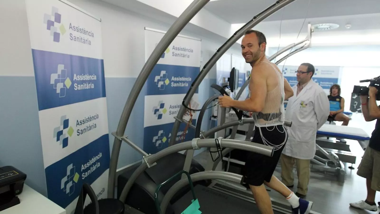 Andrés Iniesta, passant la revisió mèdica