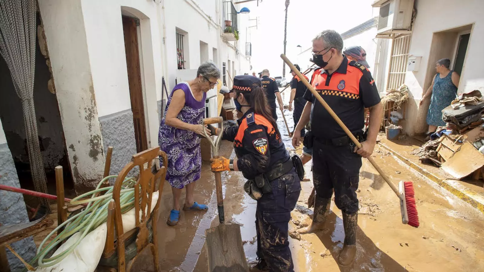 Los ciudadanos de Alcanar limpian las calles cubiertas de agua y barro