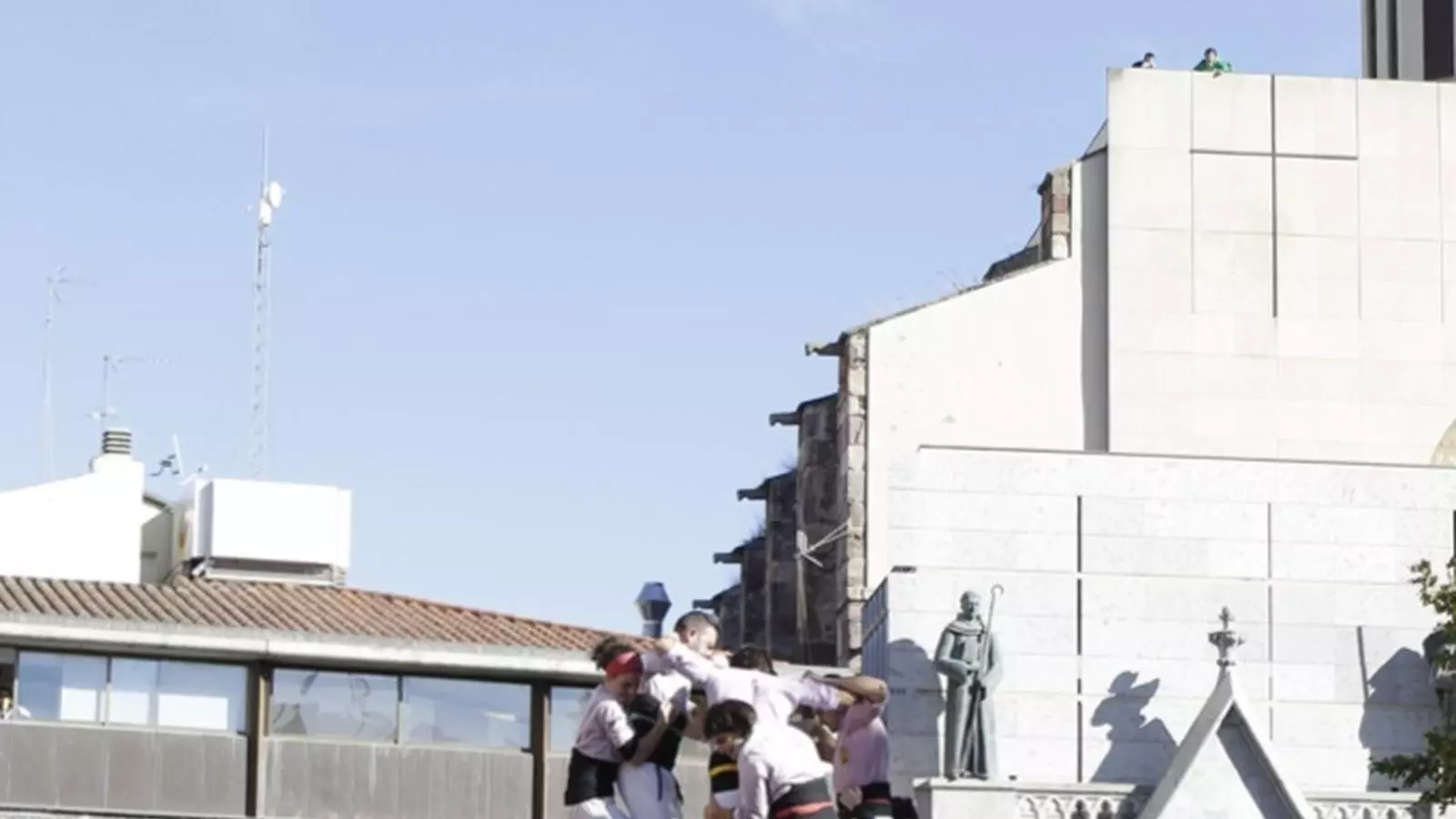 El 4 de 10 amb folre i manilles dels Minyons cau just quan sonaven les gralles. / MANOLO GARCÍA