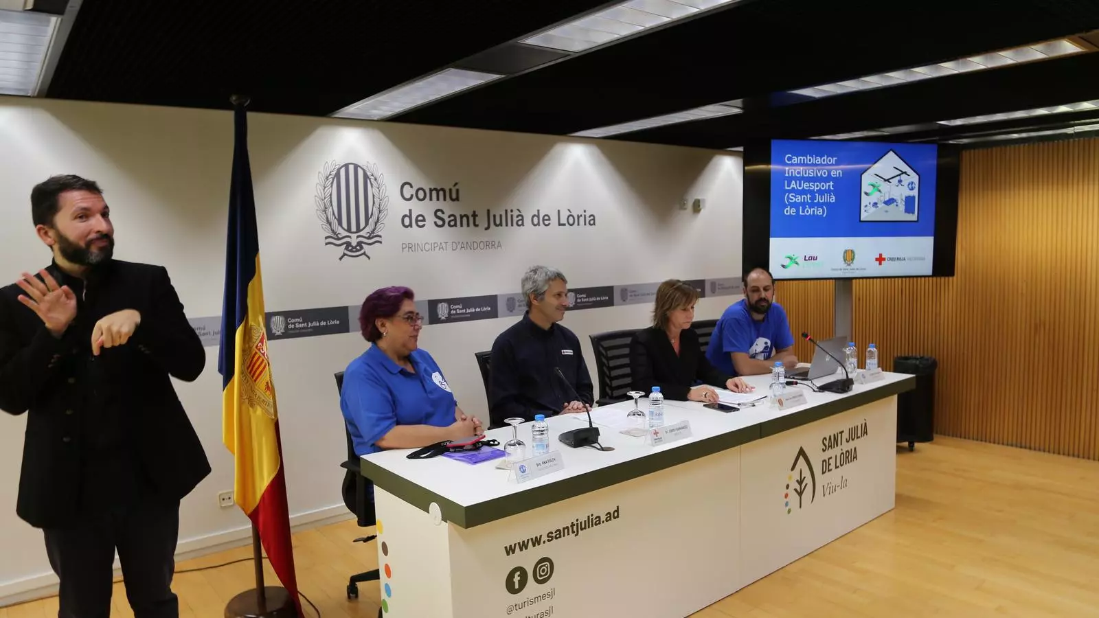 Ana Folch, de Cambiadores Inclusivos; el director de la Creu Roja Andorrana, Jordi Fernández; la cònsol menor de Sant Julià de Lòria, Mireia Codina i Eriz Delgado, de Cambiadores Inclusivos, durant la roda de premsa.