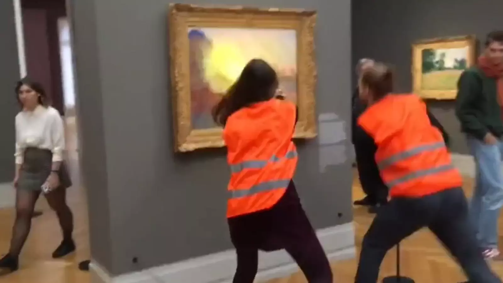 Activistes climàtics llancen puré de patata a un Monet a Alemanya