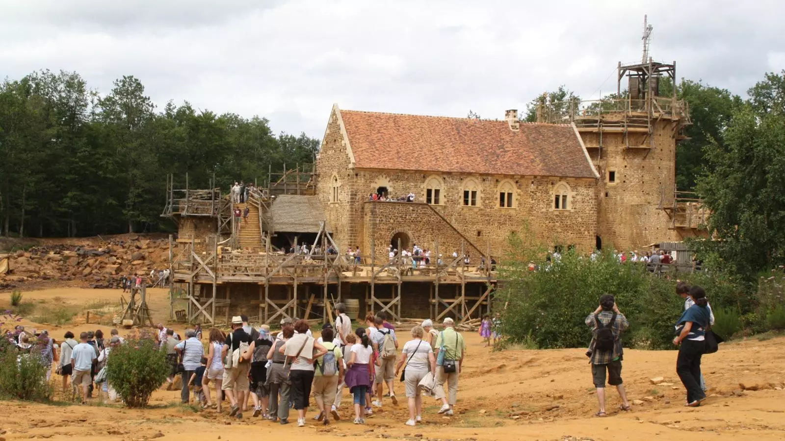 El Castell de Guédelon s'està construint al poble francès de Treigny des del 1997 amb els mateixos recursos que hi havia a l'època medieval / FBM