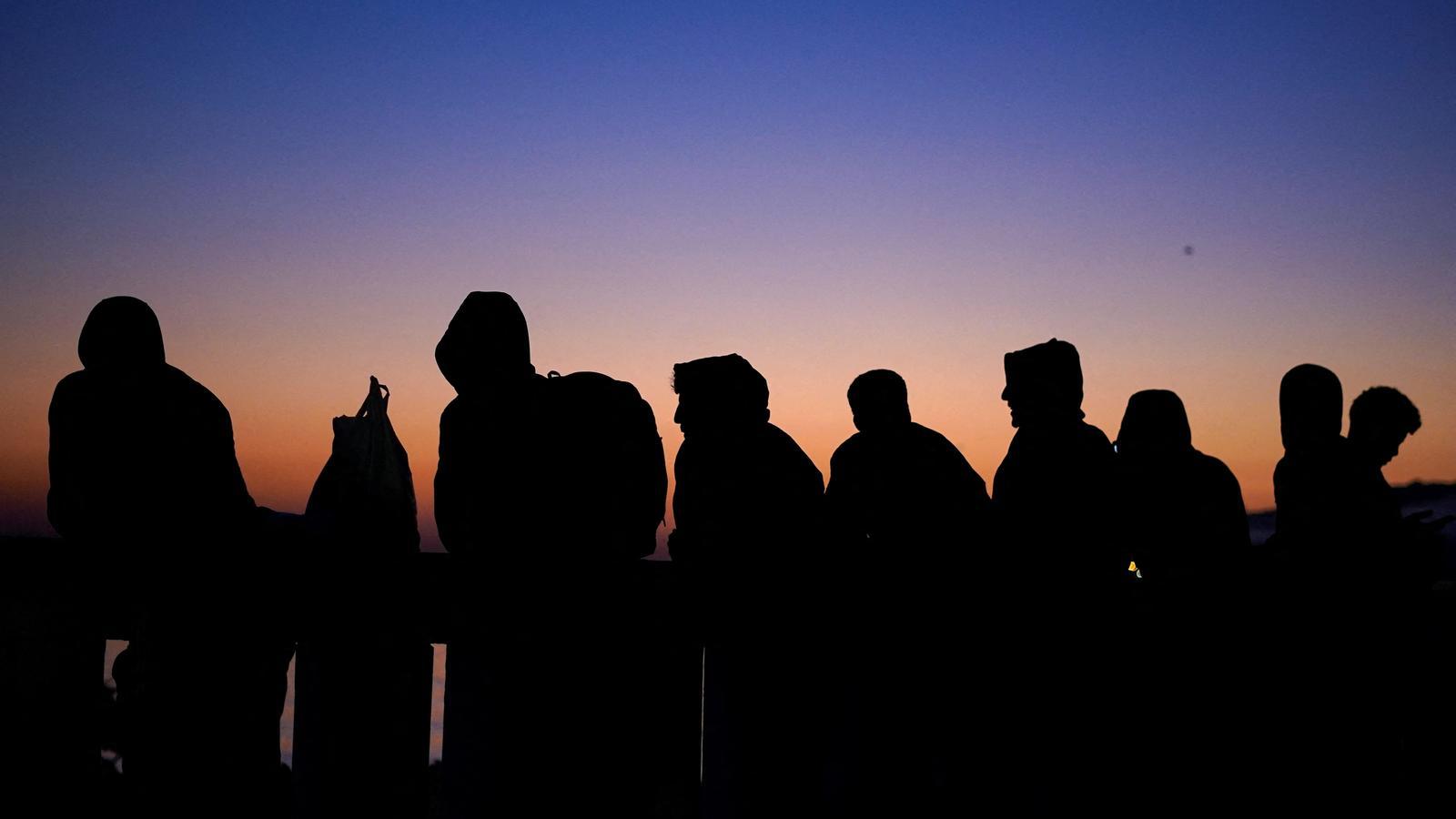 Migrantes esperan en la playa Benítez, en Ceuta