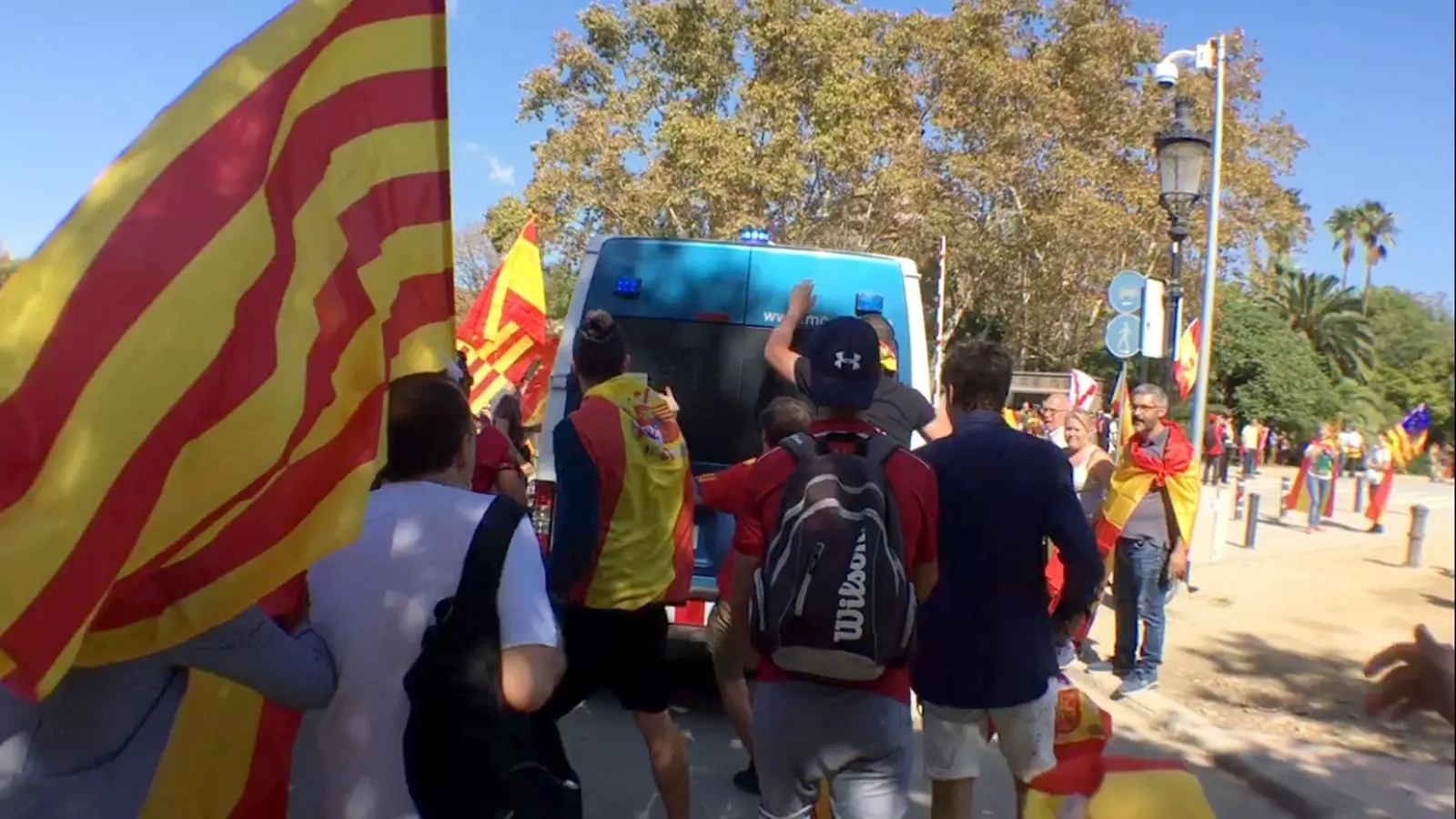 Un grup d'unionistes colpejant una furgoneta dels Mossos d'Esquadra al parc de la Ciutadella