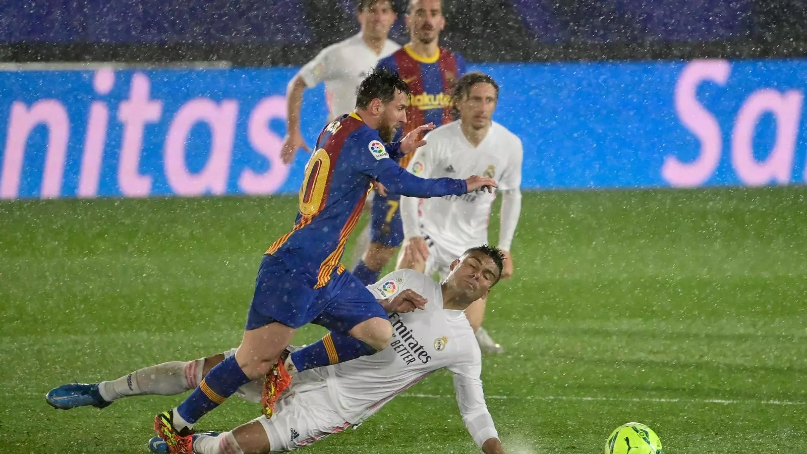 Casemiro y Messi, en una jugada del último clásico.