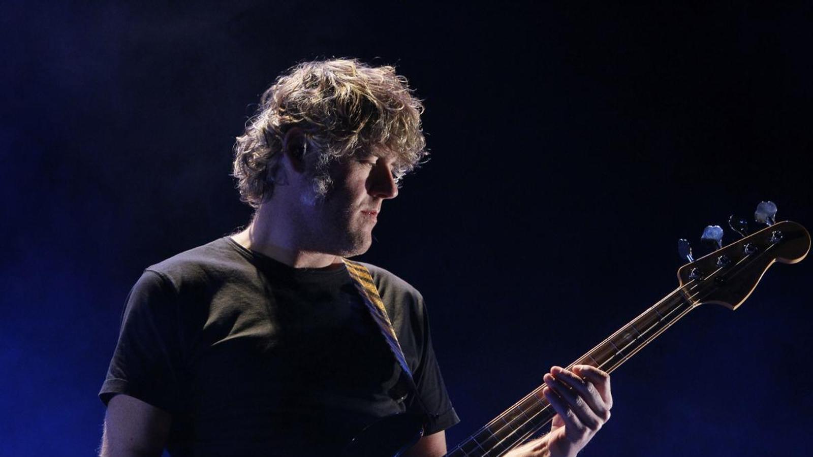 Joan Roca actuando en un concierto de Antònia Font