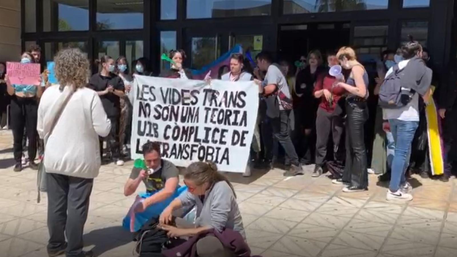 Vídeo de la concentració davant de la Facultat de Filosofia.