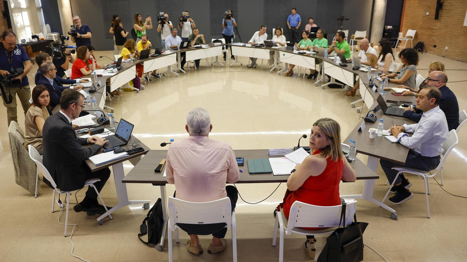 Instantes antes del inicio de la reunión entre la consejería de Educación del gobierno valenciano y los sindicatos.