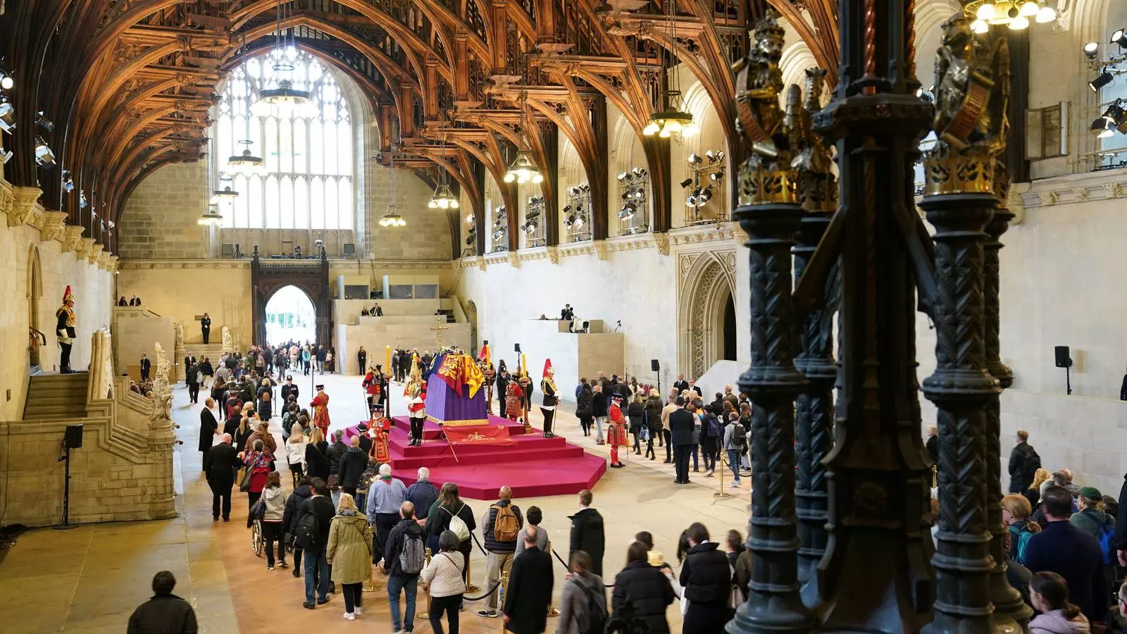 El ataúd de la reina Elisabet II en Westminster