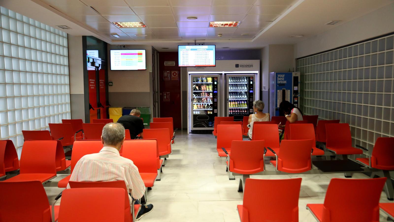 Denuncien esperes de fins a un any per consultes mèdiques amb especialistes