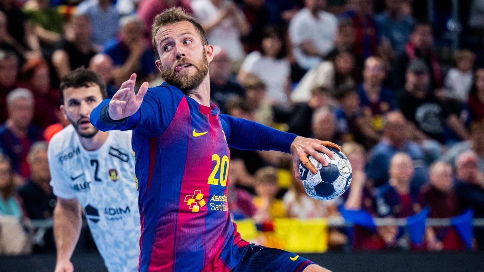 Aleix Gómez in action in a match with Barça handball
