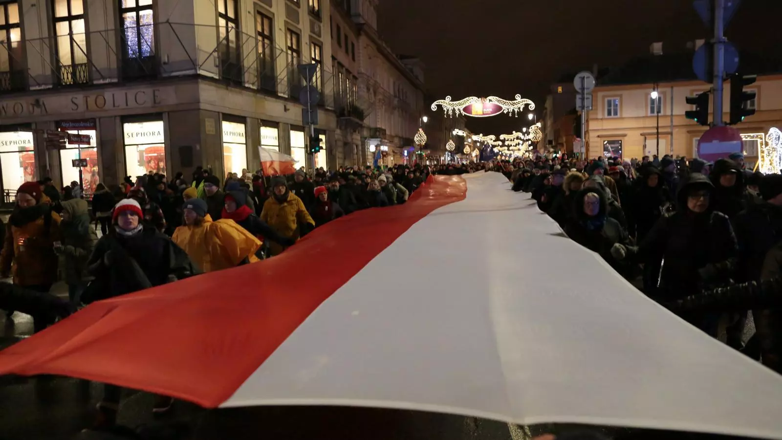 Manifestants porten una bandera gegantina de Polònia durant una marxa en contra de les reformes judicials del govern polac, a Varsòvia el passat 14 de desembre