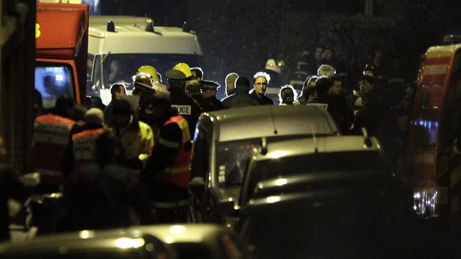 Continua el cordó policial al carrer Sergent Vigné de Tolosa, ara a les fosques. REUTERS