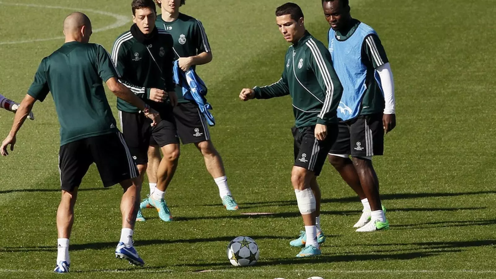 Els jugadors del Madrid durant l'entrenament