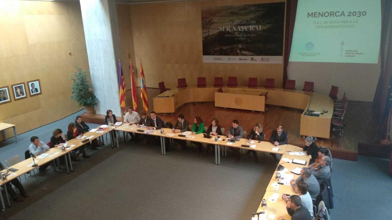 La delegació europea ha detallat a la seu del Consell a Maó els reptes de l'illa per a ser un referent energètic.