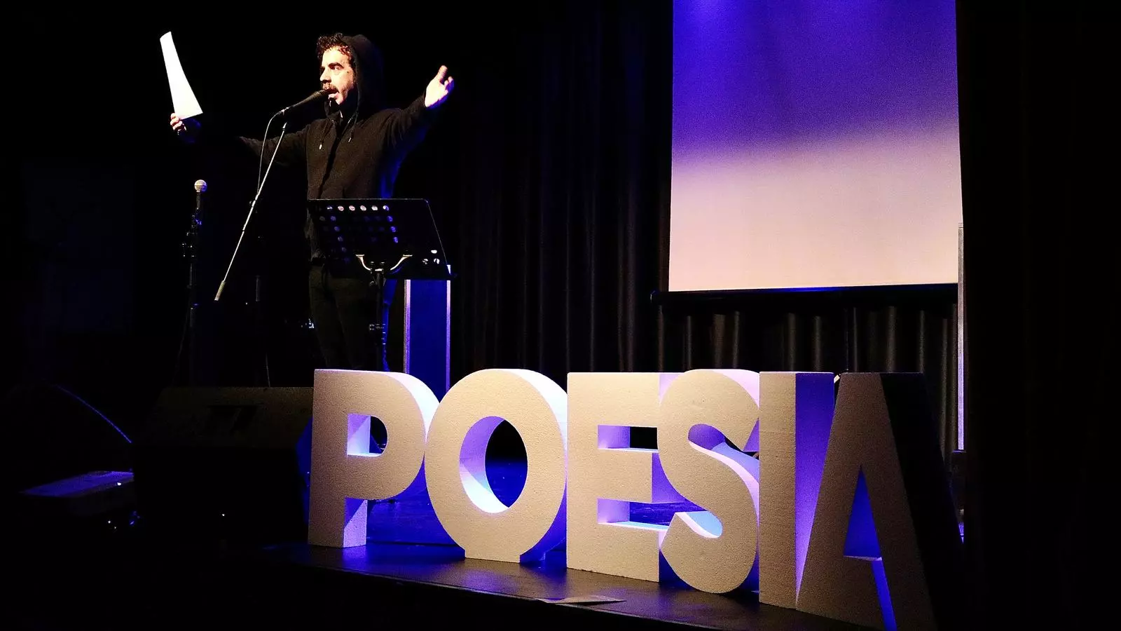 El poeta Eduard Escoffet durant el recital poètic 'Non Muttum'.