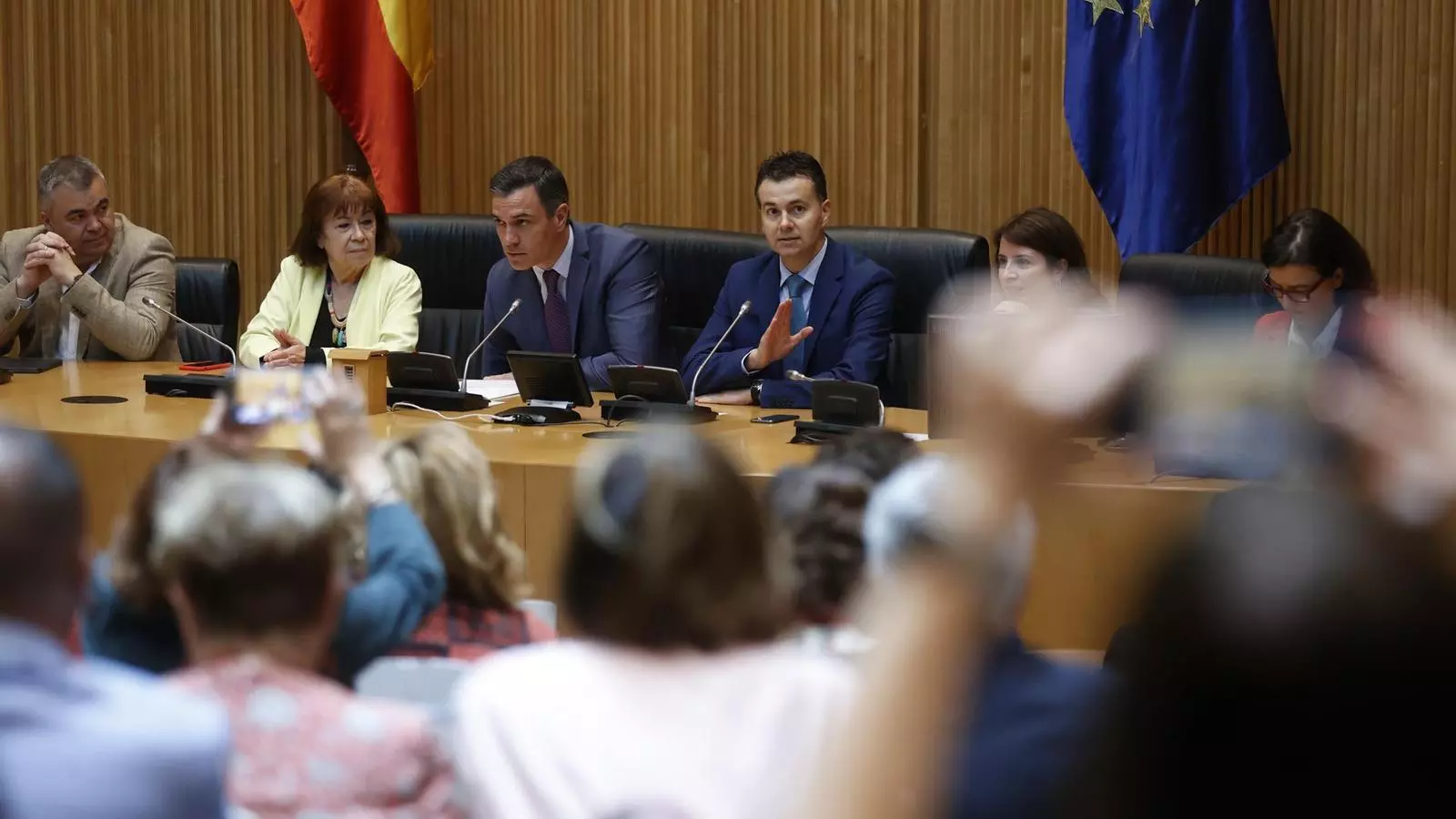 El president del govern espanyol, Pedro Sánchez, davant dels diputats i senadors del PSOE