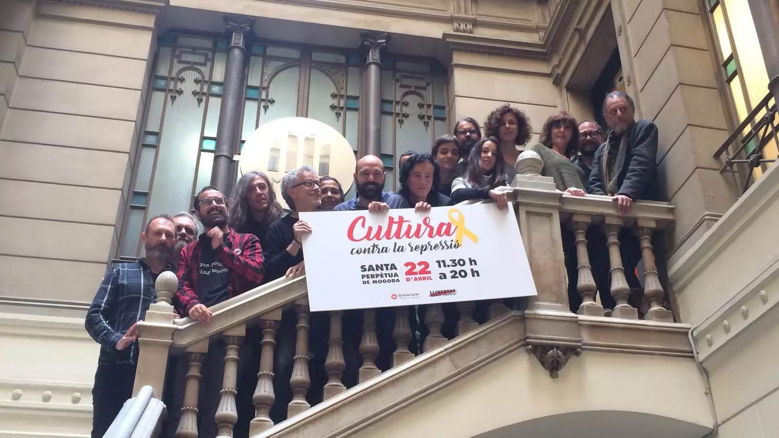 Marcel Mauri i artistes mostren la pancarta de l'homenatge a Cuixart