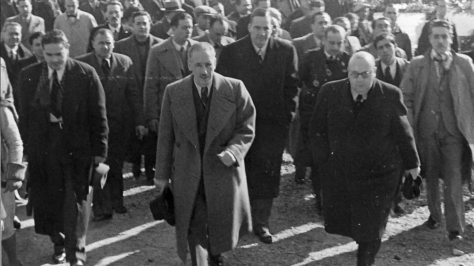 Els expresidents Lluís Companys i Josep Tarradellas i el ministre republicà Indalecio Prieto, en una visita a la tomba de Francesc Macià.