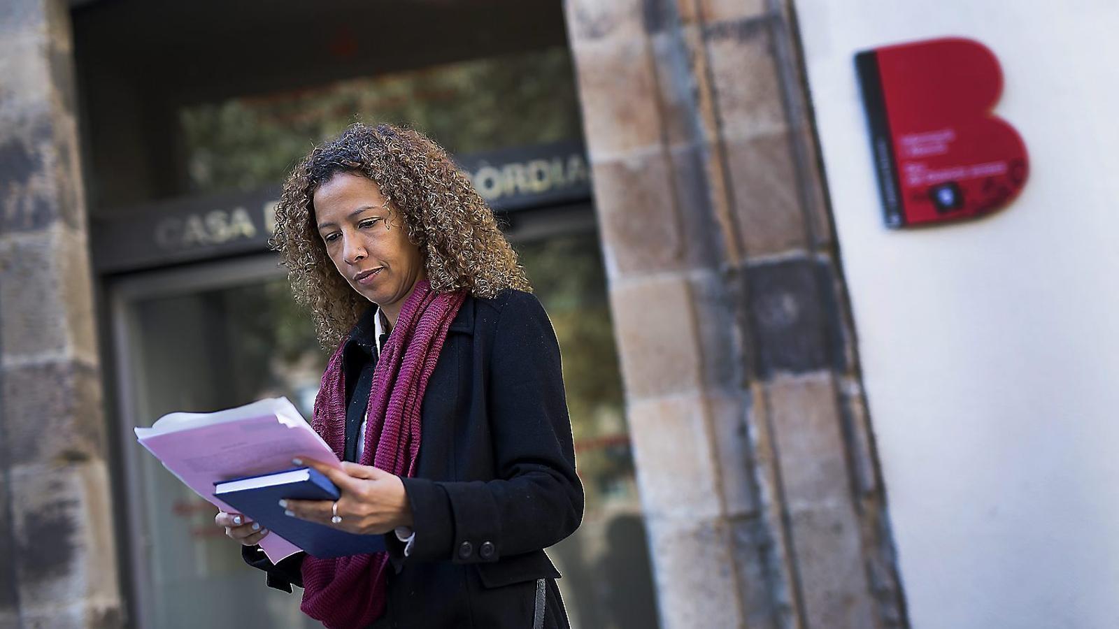 01. Eliana Guerrero mostrant l’informe amb les dades dels veïns que l’han denunciat. 02. La denúncia amb les dades. El diari hi ha posat una ratlla negra a sobre.