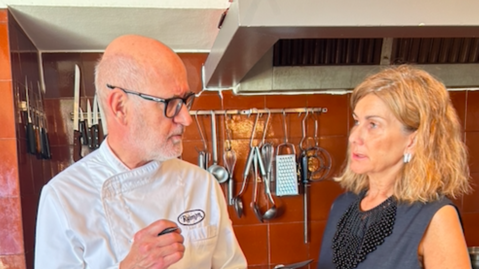 Raimon Braun y Marta Aulestia, en la cocina, decidiendo los platos que comerán para acompañar la entrevista